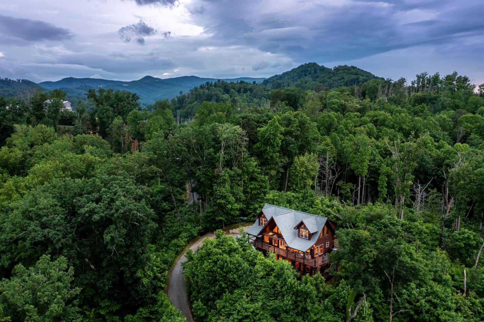 The Solstice - Amenities Galore Mountain Retreat Гетлинбург Екстериор снимка